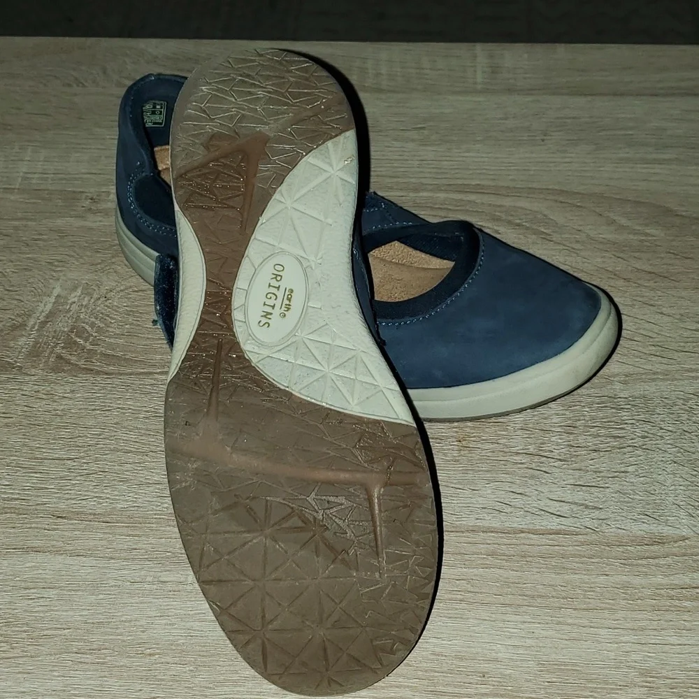 Earth origins Mary Jane blue suede shoe. 7 - Picture 6 of 9